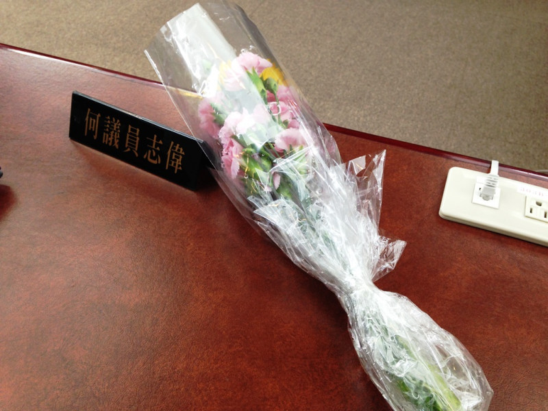 台北市議員何志偉在座談會上送給方仰寧的花，在座談會結束後，被放置在何志偉的桌上，方仰寧沒有帶走。圖2之2:劉奕霆/攝   