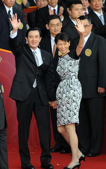 慶祝中華民國101年國慶大會10日在總統府前廣場完美落幕，總統馬英九（左）與夫人周美青（右）在節目結束後，揮手向現場觀眾致意。中央社   