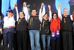 中選會14日晚間宣布，國民黨總統候選人馬英九、吳敦義當選中華民國第13屆總統、副總統。圖片來源：中央社。   