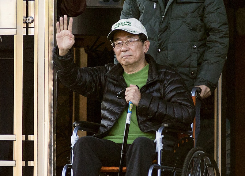 2015年1月5日，入監2,231天的阿扁總統，坐著輪椅被推出台中監獄。圖片來源：達志影像/路透社   