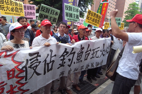 民間社團今天上午在日本交流協會前聚集，近百群眾手持抗議標語，對日本政府將釣魚台國有化的作法提出強烈抗議。圖:楊宗興/攝   