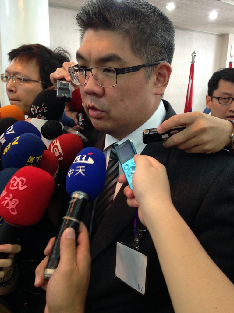 國台辦稱「台灣前途應由包括台灣同胞在內的全體中國人決定」，此說法引發熱議。國民黨台北市長參選人連勝文12日則說，中華民國的未來本來就是由中華民國的國民決定。圖：劉奕霆/攝   
