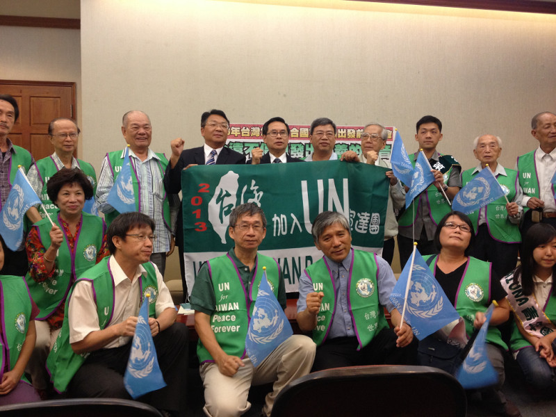 協進會常務理事廖林麗玲帶著與會者一同為宣達團和台灣打氣圖：施懿倫/攝   