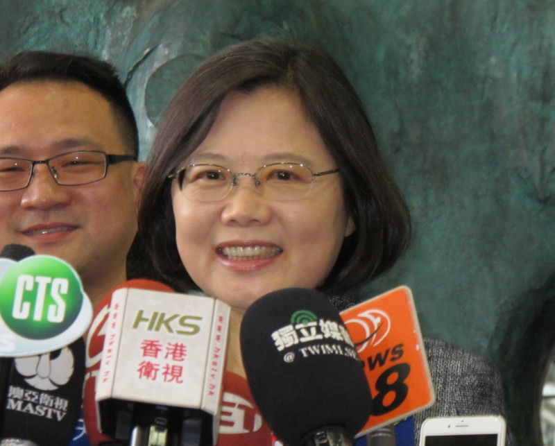 蔡英文2日上午出席「2015年台灣投資高峰論壇」，並接受媒體堵訪。圖：林朝億/攝   