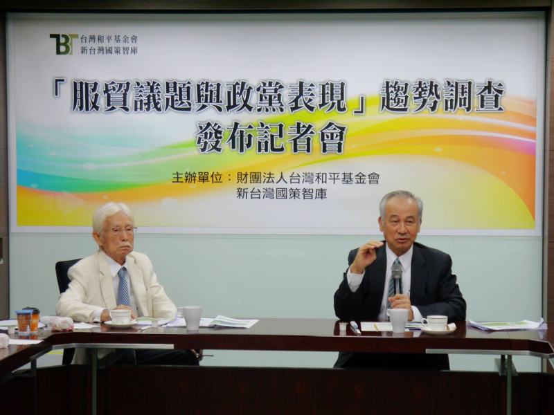 新國策智庫舉辦民調發表會，智庫創辦人辜寬敏、董事長吳榮義則出席記者會。圖：智庫提供。   