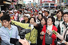 前副總統呂秀蓮（紅衣者）10日下午重回台南市319槍擊事件現場，以步行方式走過金華路3段2號至18號前的路段，回憶當年發生情況。圖片來源：中央社   