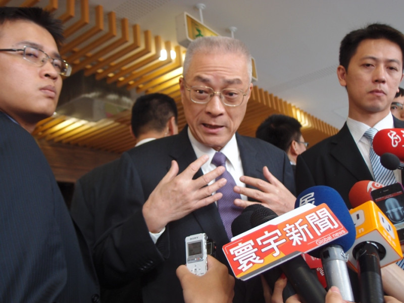 吳敦義今天說，外交部在機場幫民眾趕辦護照措施行之有年，大家不知道，可能是因為外交部宣導不夠。圖：新頭殼資料照片。   