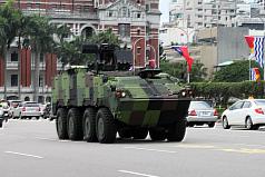總統馬英九今(28)日上午11時首度搭乘由國人自力研發的「雲豹甲車」（CM-32）前往國家政軍指揮中心主持後續2階段的「政軍兵推」。圖片來源：中央社   