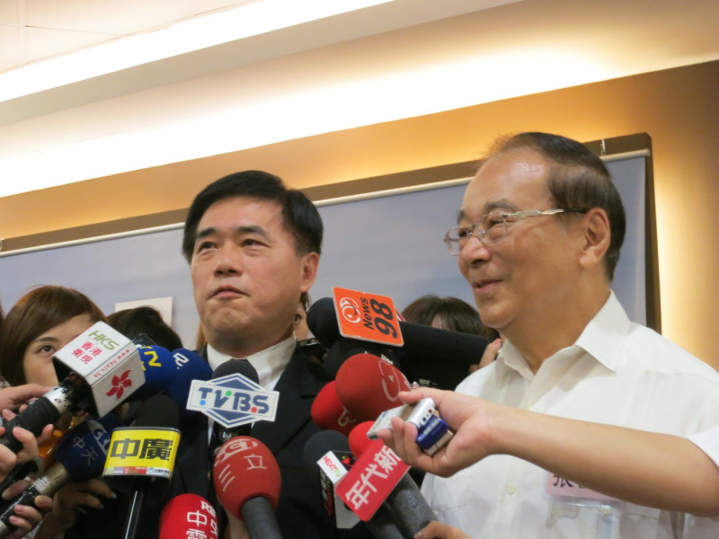 台北市長郝龍斌30日出席民進黨8年執政研討會，並與前行政院長張俊雄接受媒體訪問。圖：林朝億/攝   