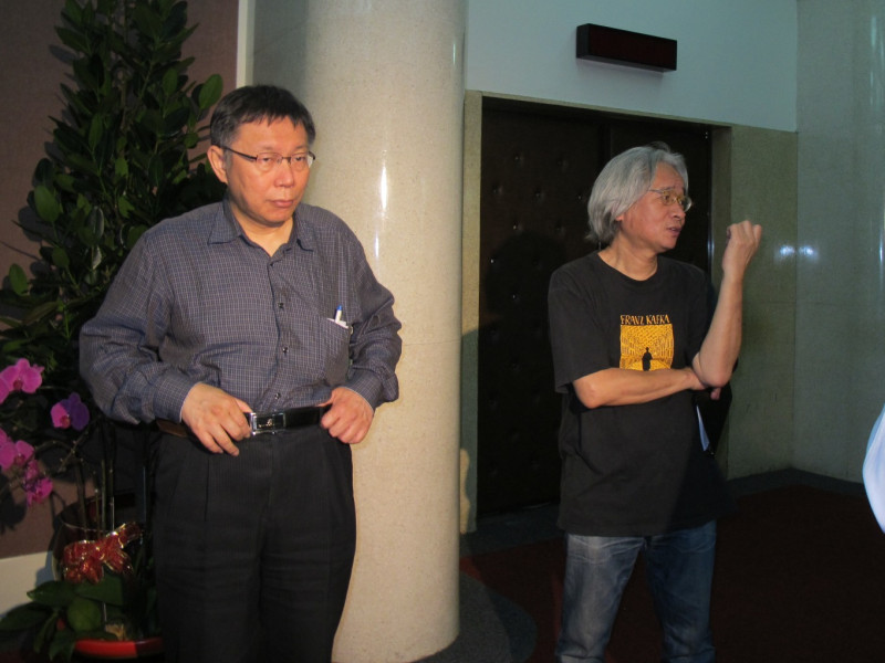 台北市長參選人馮光遠、柯文哲31日晚間在立院議場外受訪。圖：林朝億/攝   