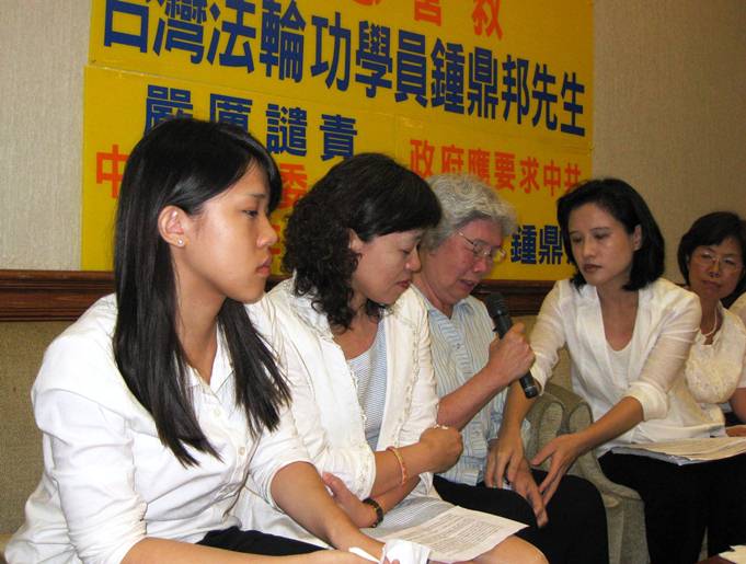 在中國被逮捕的鍾鼎邦，他的母親、妻子、與女兒呼籲台灣政府應立刻伸出援手營救他。圖：林朝億/攝   