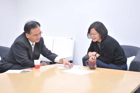 宣布參選民進黨主席的前台南縣長蘇煥智今（19）日前往蔡英文辦公室與蔡英文會晤。圖：蔡英文辦公室提供。   