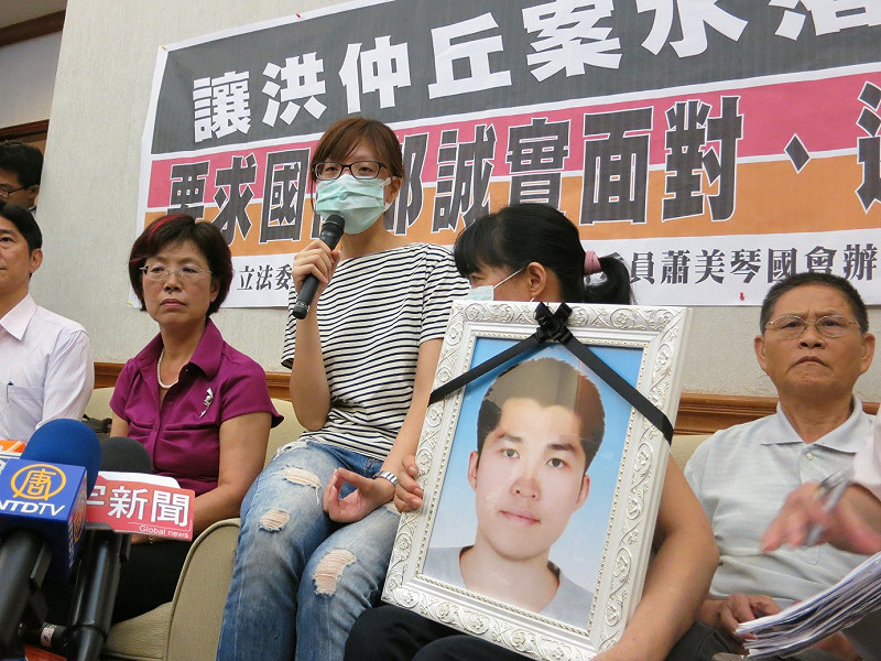 洪仲丘父母洪吉端、胡素真夫婦及姊姊洪慈庸與舅舅胡世和等家屬，今日在民進黨立委尤美女、蕭美琴與被告義務律師邱顯智陪同下，於立法院召開記者會。圖2：林朝億/攝&nbsp;&nbsp;&nbsp;