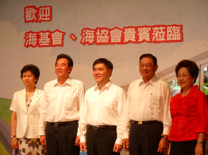 中國海協會會長陳雲林8日抵達台灣後，第1個行程就是參觀木柵動物園、來自中國四川的一對貓熊團團和圓圓。圖：謝莉慧/攝   