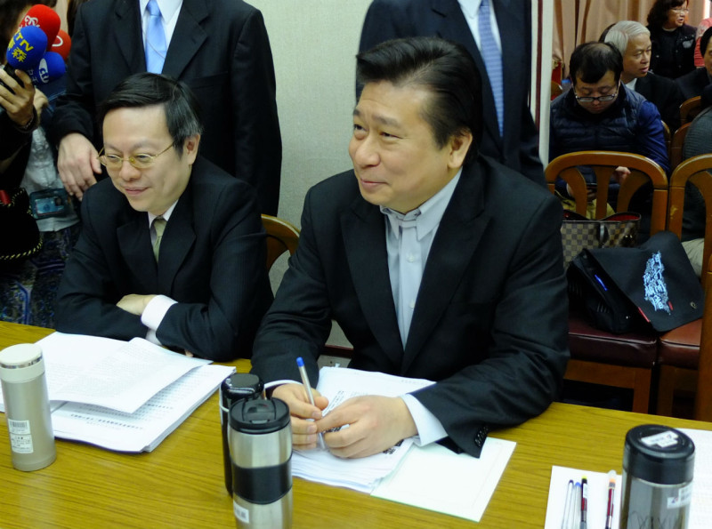 陸委會主委王郁琦(左)今(22)日表示，若張顯耀(右)沒被起訴，他願意向張公開道歉。圖：新頭殼資料照片。   