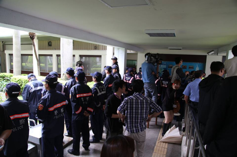 2層警察擋住議場出入口，連記者和立委都不得進入，跟原先和學生協調好的不同。圖為12點34分拍攝。圖：林雨佑/攝   