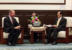 總統馬英九（右）17日在總統府接見美國懷俄明州長米麥特（Matt Mead）（左）伉儷訪華團時表示，在《憲法》上「中國仍然是我們的領土」。圖：中央社   
