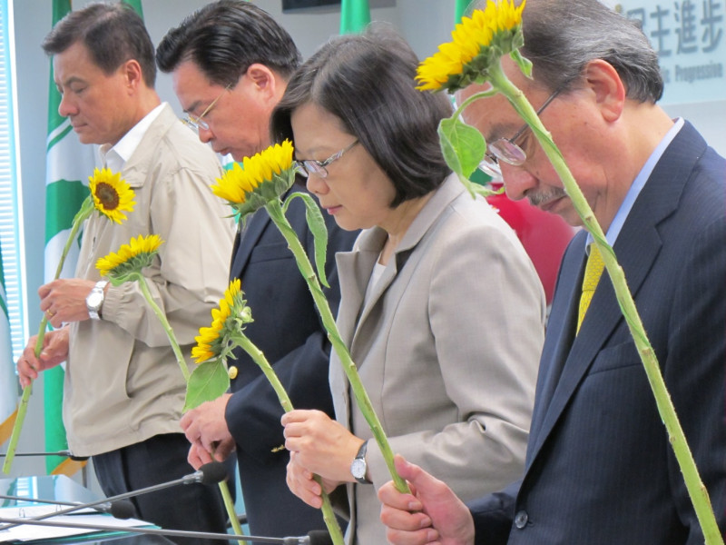 民進黨中常會10日舉行對於梅心怡的追思默哀儀式。圖：林朝億/攝   