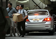 圖為特偵組搜索前總統陳水扁辦公室扣押證物的資料照片。圖片來源：中央社。   