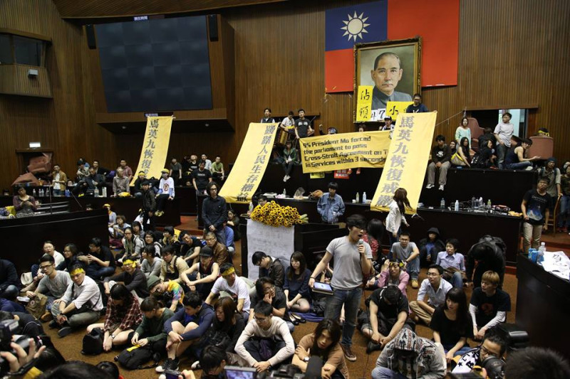 反服貿學生占領立法院，被馬英九總統批評為犧牲民主法治。圖：林雨佑/攝   
