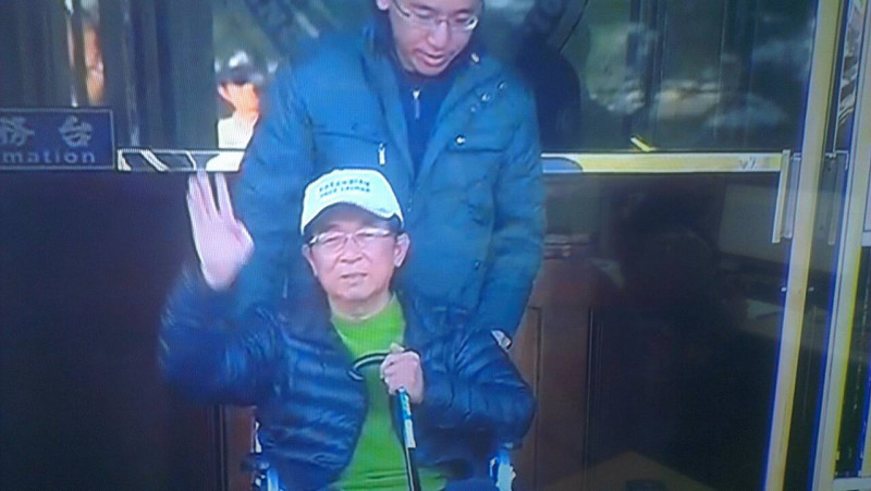 前總統陳水扁今（5）天下午3點半在兒子陳致中的陪同下，步出台中培德病監，坐上車、搖下車窗，向夾道歡迎的支持者致意。圖：翻攝電視畫面   