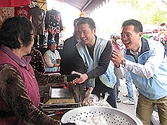 台灣加油讚執行總幹事金溥聰（中）11日在台南陪黨籍立委候選人蘇俊賓（右）市場拜票時表示，總統馬英九在南部的選情會讓「很多人跌破眼鏡」。圖片來源：中央社   