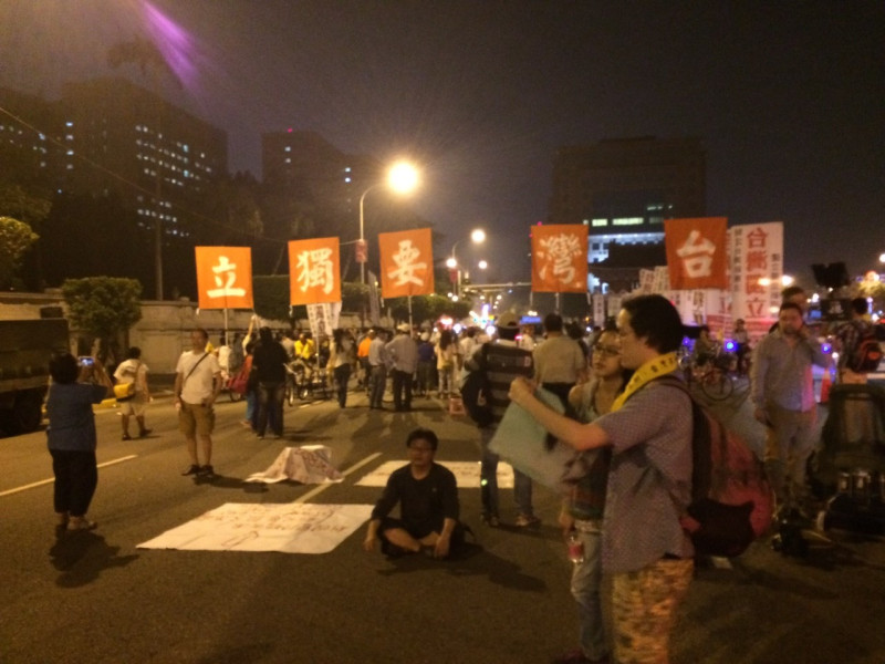 遊行結束後仍有部分民眾留在原地抗議。圖：符芳碩/攝   