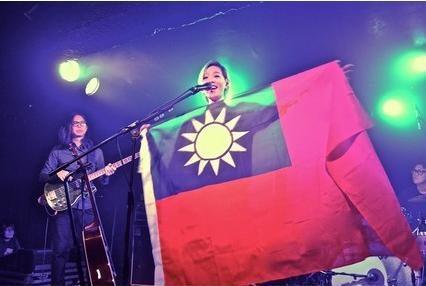歌手張懸2日在英國開唱，因為手持中華民國國旗並介紹台灣，而引發台下的中國留學生不滿。圖：翻攝臉書   
