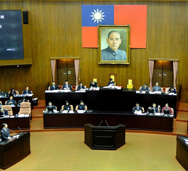 行政院長江宜樺今(18)天在回應民進黨立委邱議瑩的質詢時強調，他的孩子不會違法入侵行政院。圖：翁嫆琄/攝   