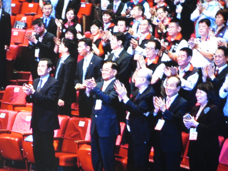 國民黨臨全會17日鼓掌通過徵召黨主席朱立倫為總統候選人。圖：翻攝畫面   