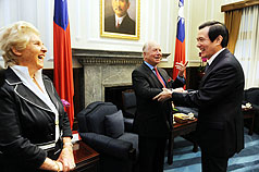 總統馬英九（右）9日在總統府接見比利時國務部長、前總理艾斯肯（Mark Eyskens）（中），並表示希望台灣能參加國際民航組織（ICAO），與世界接軌。圖片來源：中央社   