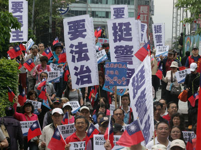 國民黨青年軍今(4)日上午9點舉辦支持公權力的遊行活動，約有數百名民眾一同參與。圖：中央社。   