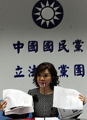 國民黨立法院黨團書記長趙麗雲15日宣布退出國民黨第8屆不分區立委提名評選，她並表示，將提告所有因農舍問題抹黑過她的人。圖片來源：中央社   