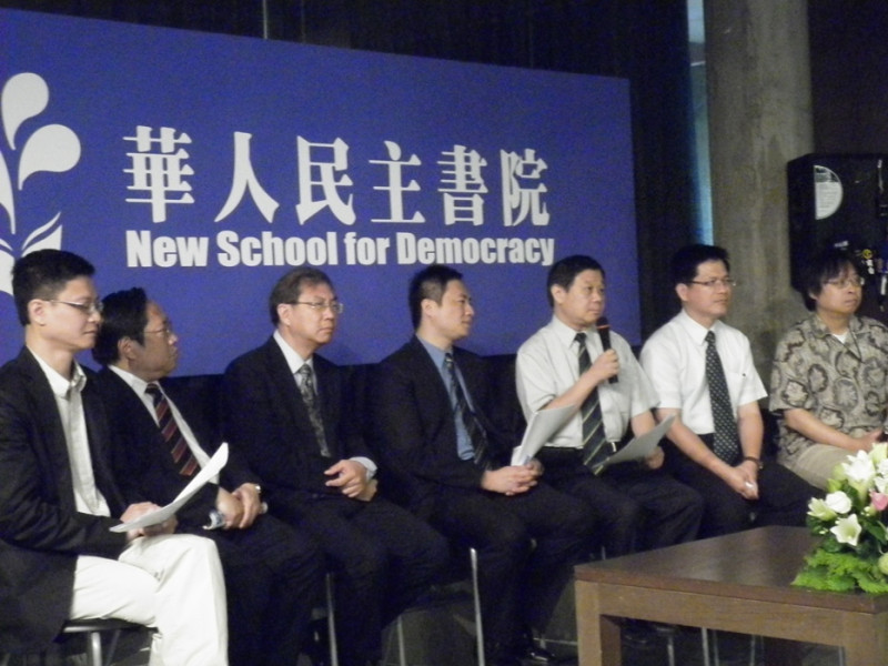 由六四學運人士王丹、香港城市大學教授鄭宇碩和前民進黨秘書長林佳龍等9位人士，30日上午在台北宣布成立「華人民主書院」，並將於2011年9月透過網路正式開課。圖片：謝莉慧攝   