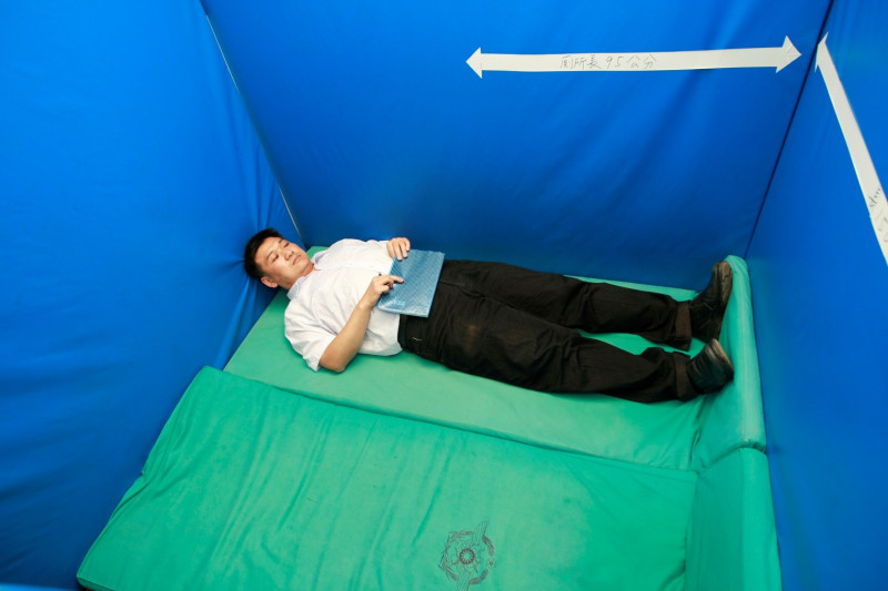 立委請身高170公分的助理睡進禁閉室發現，連腿都無法伸直。圖：軍聞社   