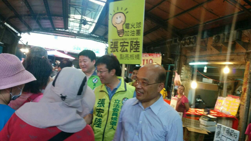 民進黨前主席蘇貞昌8日陪同立委候選人張宏陸在板橋西區市場掃街。圖：蘇貞昌辦公室提供   