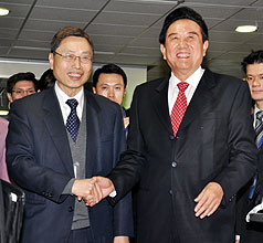 陳雲林（右）今早率經貿訪問團抵台，高孔廉接機。圖片：中央社   