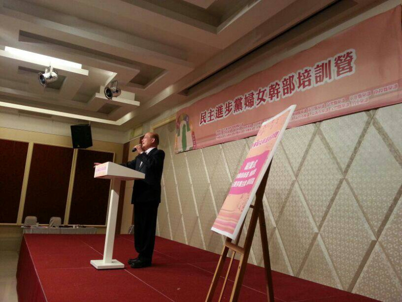 民進黨主席蘇貞昌4日出席在台南市舉辦的婦女幹部研習營。圖：民進黨提供   