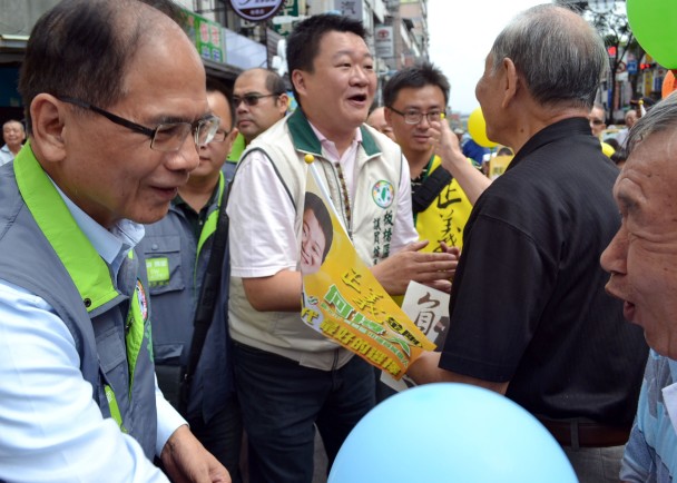 行政院前院長游錫堃之子游秉陶傳出有意參選新北市立委，對此，游錫堃辦公室11日表示，地方人士確有鼓勵、勸進參選聲音，本人尚未有參選決定。圖：中央社資料照片   