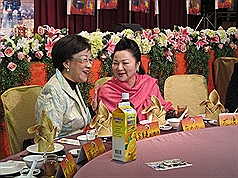 爭取代表民進黨參選台北市長的前副總統呂秀蓮，22日舉辦綠色首都平安夜晚會，藝人白冰冰也到場支持。圖：中央社   