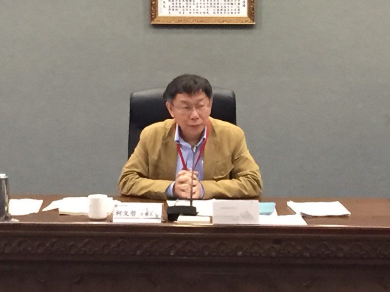 台北市長柯文哲今(16)日中午指出，兩岸的溝通不用一定要有秘密管道，會盡量公開透明，他個人是反對搞密使，「要嘛就公開透明」。圖：劉奕霆/攝   
