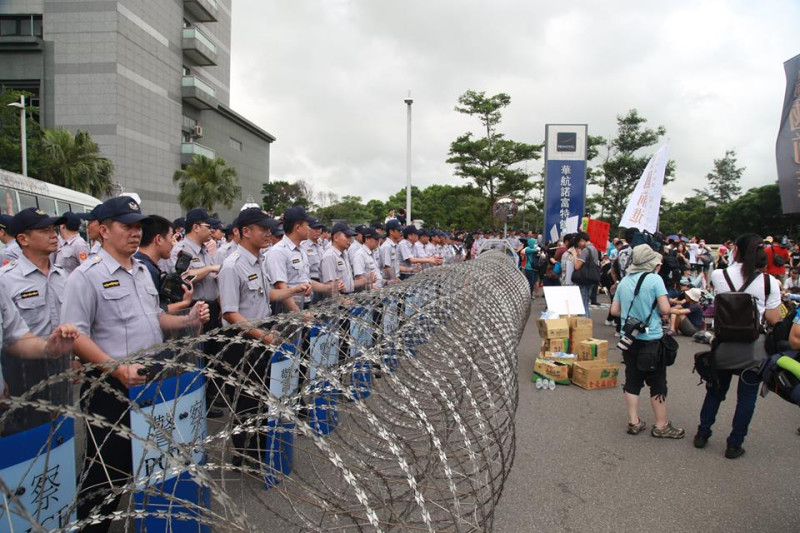 警方拉出一條近百公尺的蛇籠，阻擋住抗議團體。圖2之2：林雨佑/攝   