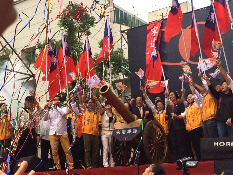 親民黨總統參選人宋楚瑜和副手徐欣瑩21日的造勢活動，在最後用「勝利大砲」噴出彩帶，希望大選旗開得勝。圖：符芳碩/攝   