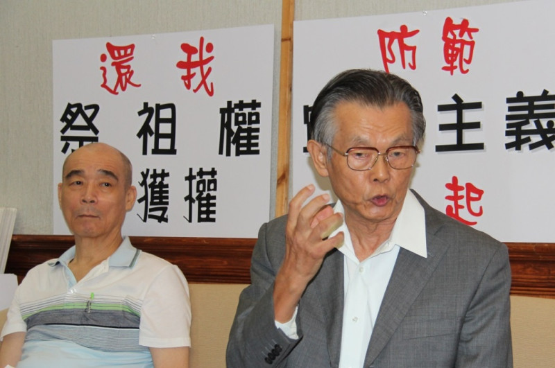曾任民進黨第5屆立委的張俊宏(圖右)在記者會上怒斥台灣司法已死。圖：黃朝郁/攝   