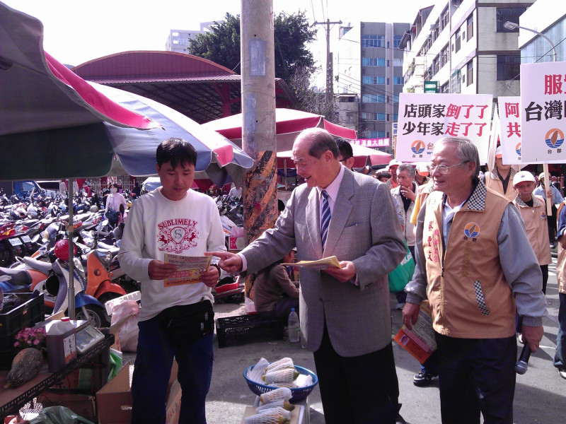 台灣團結聯盟主席黃昆輝14日和台中市等台聯幹部，在豐原市府前街市場展開地毯式的「反服貿」宣傳。圖：台聯提供   