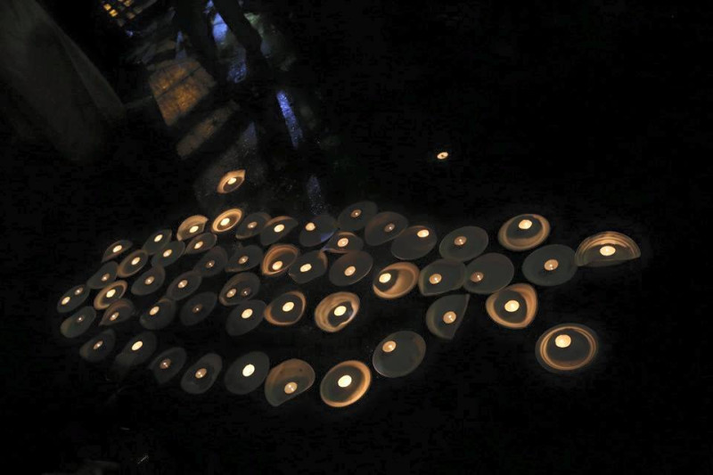 民眾也將蠟燭集中放在行政院門口地上，並排成台灣的形狀。圖：林雨佑/攝   