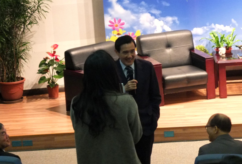 總統馬英九18日出席青年座談時，有學生當場表明支持馬英九，讓他笑得十分開心。圖：翁嫆琄/攝   