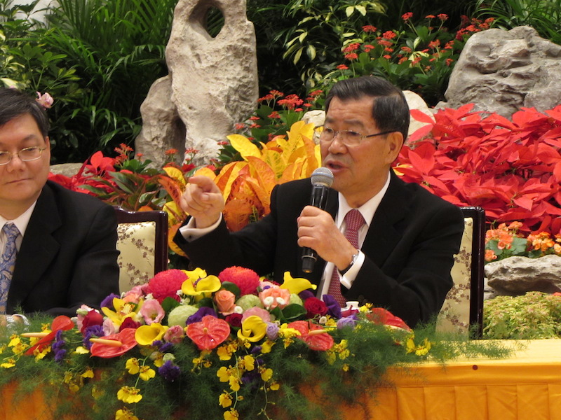 APEC代表團日前回國，今(14)天下午召開記者會，領袖代表、前副總統蕭萬長否認遭中國矮化。圖：邱珮文/攝   