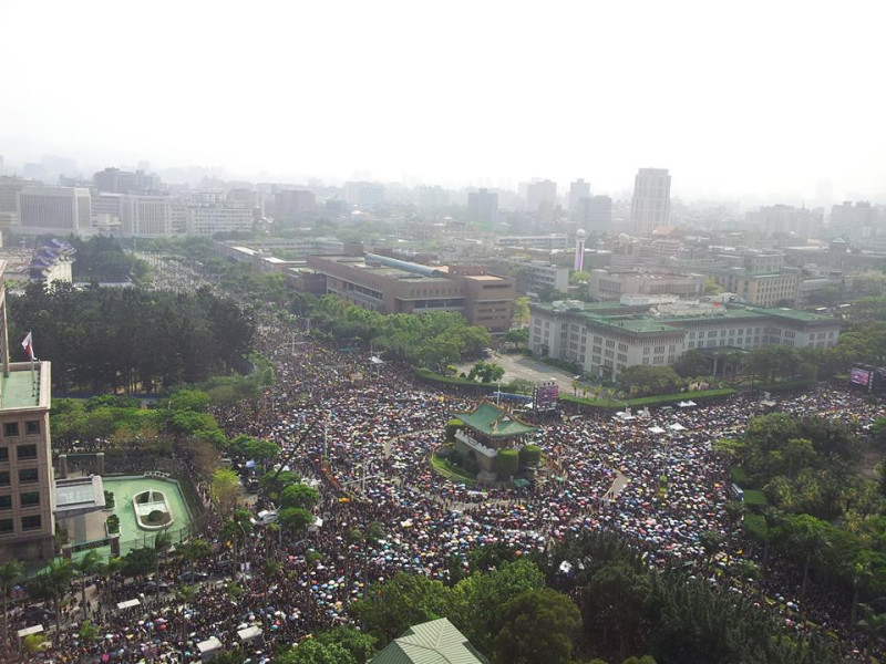 去年330反服貿遊行吸引50萬人上街。圖3之3:呂東熹提供   