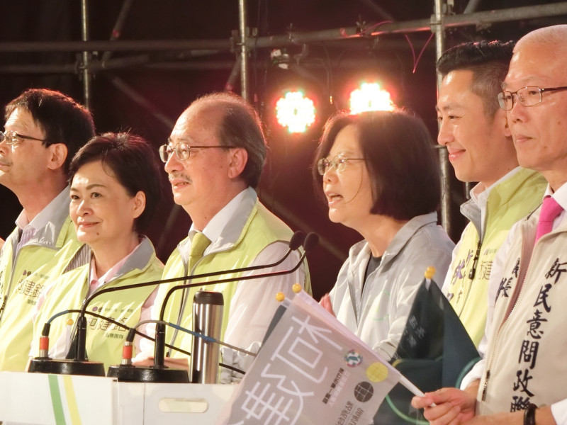 民進黨總統參選人蔡英文8日晚間出席柯建銘競選總部成立造勢活動，向支持民眾喊話：「這次一定要把柯總召送回立法院！」圖：楊淳卉/攝   